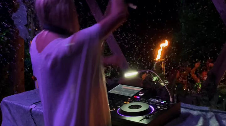 Mindfold live session at a music festival